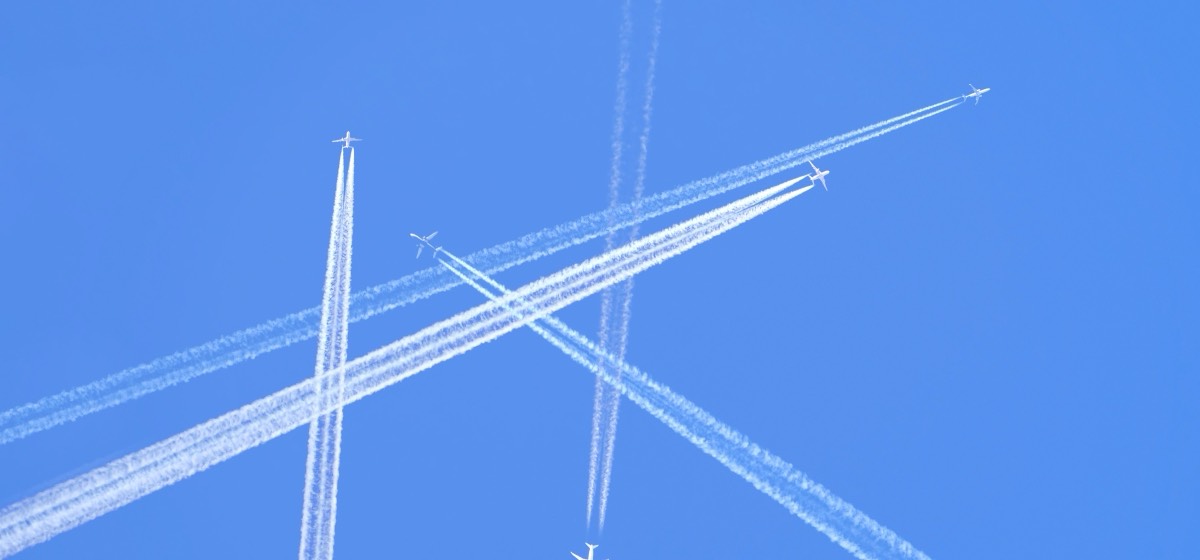 Aircraft and crossing contrails at cruising level